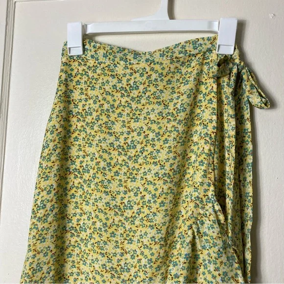 Lulu's believe in me yellow floral print wrap midi skirt womens XS - Picture 3 of 8